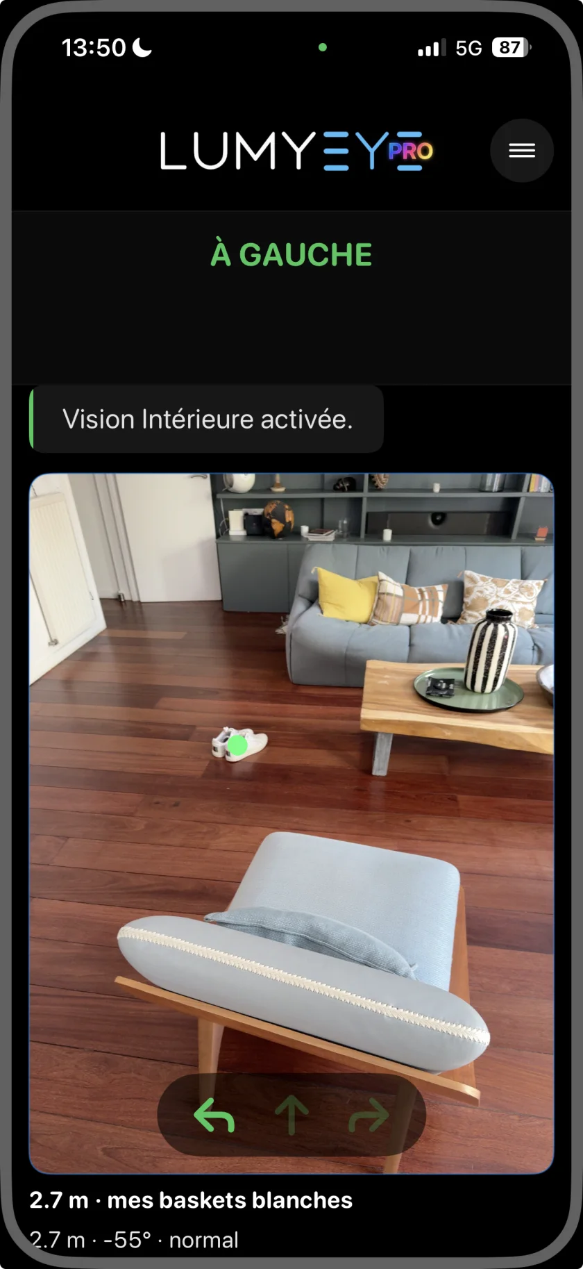 Capture de Lumyeye Pro en Vision intérieure : les baskets blanches sont repérées au sol, à 2,7 mètres ; le guidage indique la gauche.