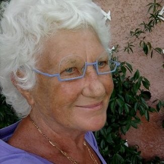 Portrait d'Arlette, 91 ans, personne aveugle qui a inspiré la création de l'application Lumyeye